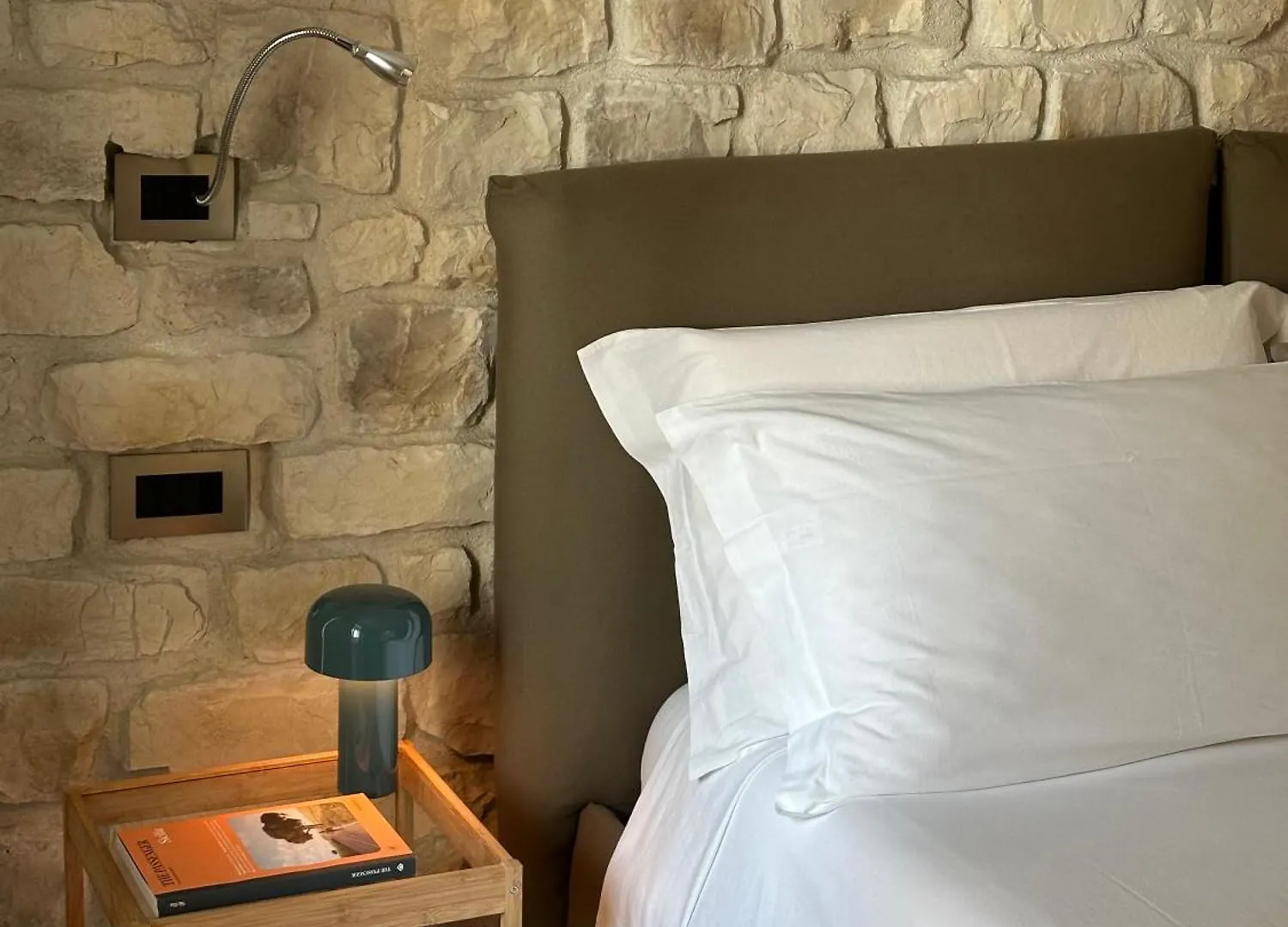 Olivia Rooms Teocrito location